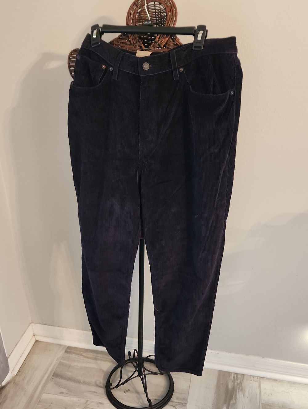 LEVI'S HIGH-WAISTED MOM JEANCorduroy Pants